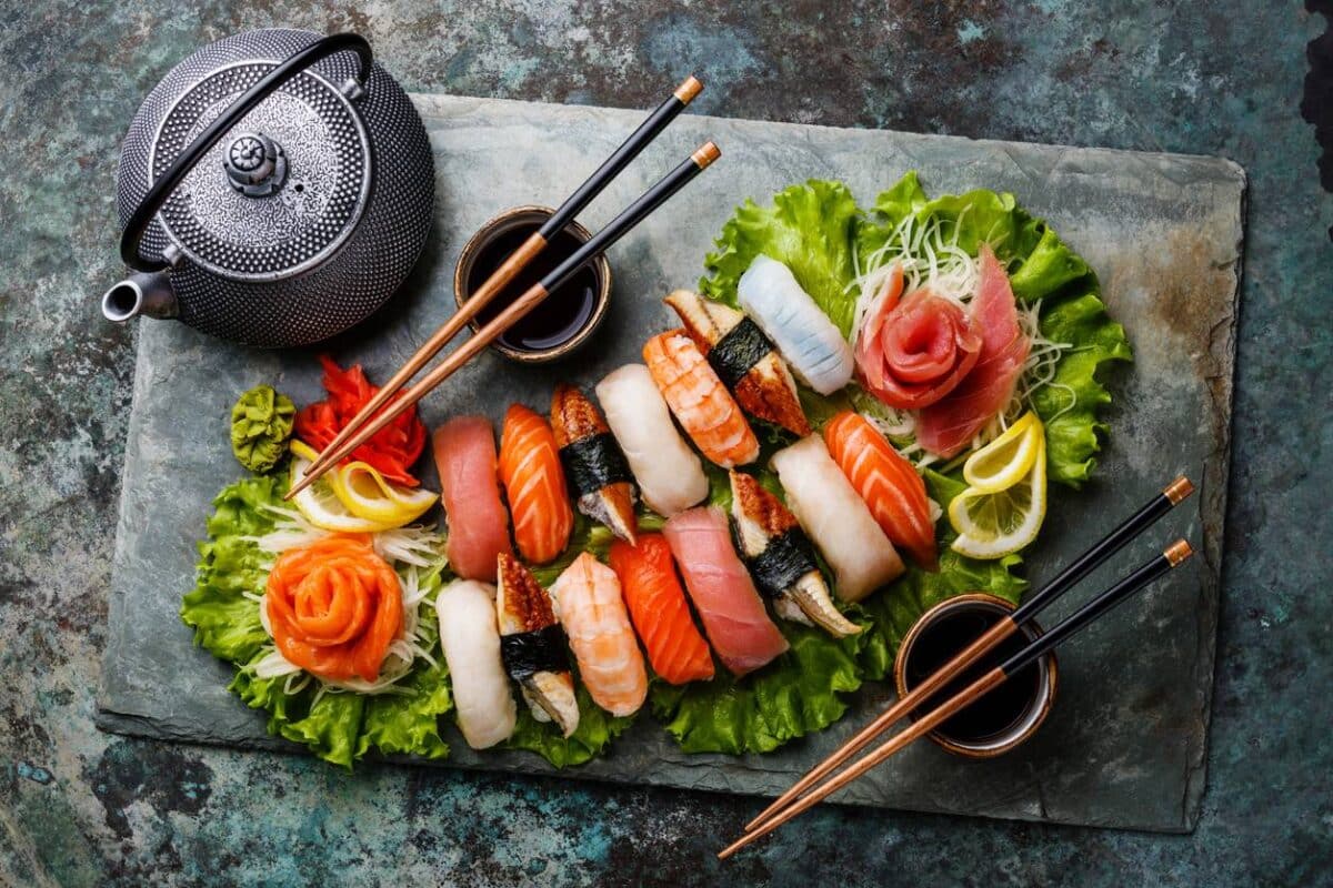 plats japonais disposés sur table