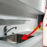 jeter du lait périmé dans un évier