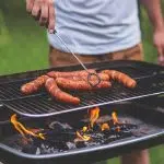 Barbecue à gaz ou au charbon : que choisir pour cet été ?