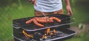 Barbecue à gaz ou au charbon : que choisir pour cet été ?
