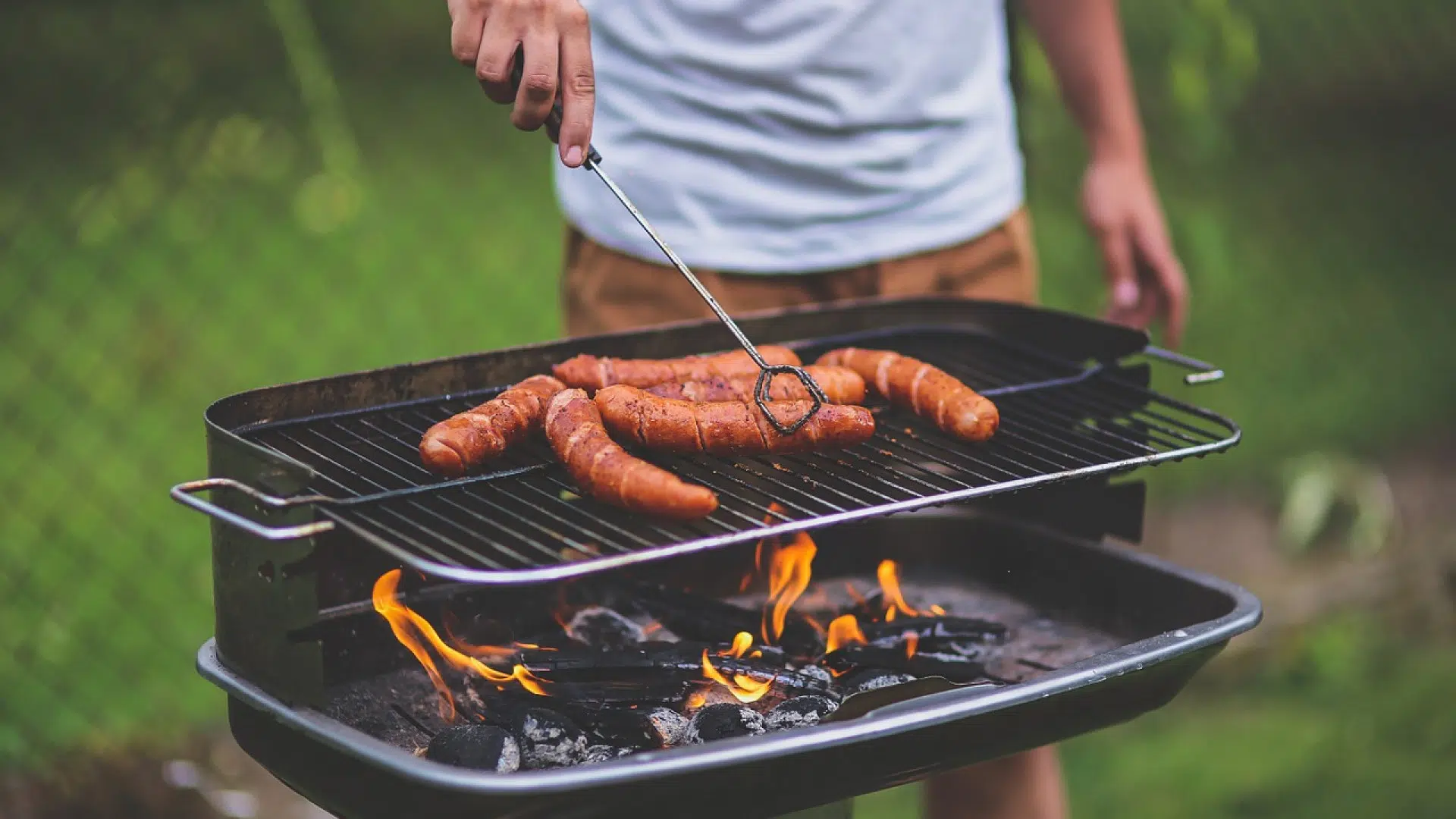 Barbecue à gaz ou au charbon : que choisir pour cet été ?