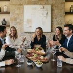 Groupe d'adultes souriants autour d'une table élégante